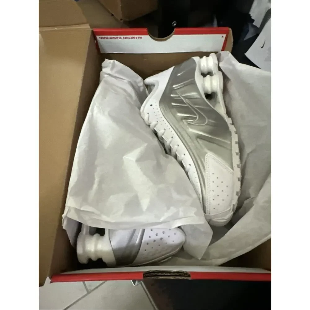 New Women's Size 7.5 Nike Shox R4 White Metallic Silver AR3565-101
